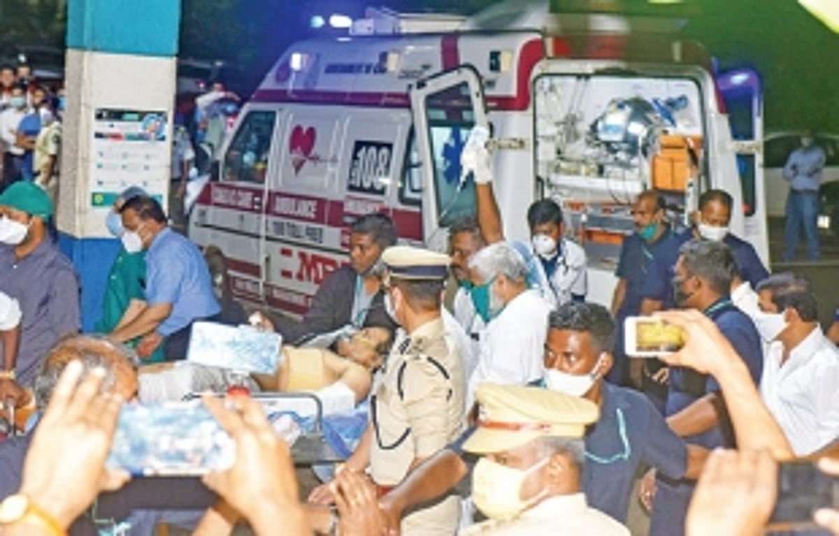 Shripad injured, wife dies in accident in Karnataka