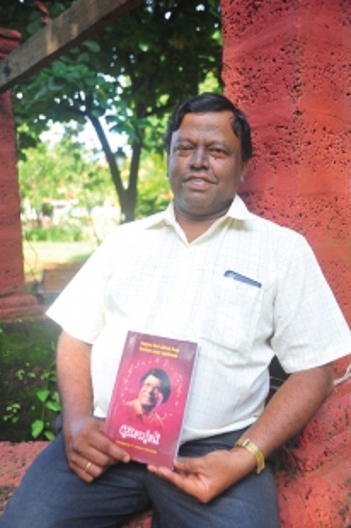 Singing to Alfred Rose’s songs