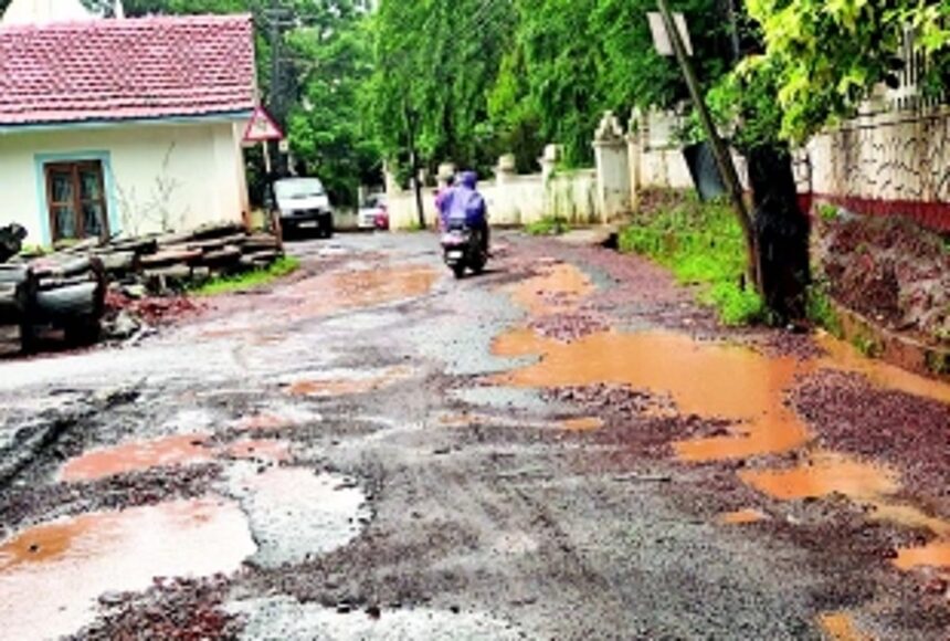 Siolim-Chapora road cries for attention