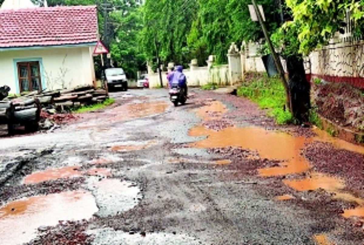 Siolim-Chapora road cries for attention