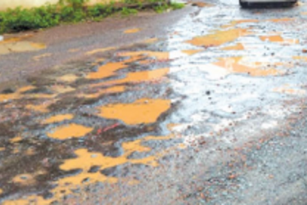 Siolim-Mapusa road clearly shows Govt  has failed to keep promise, says Kamat