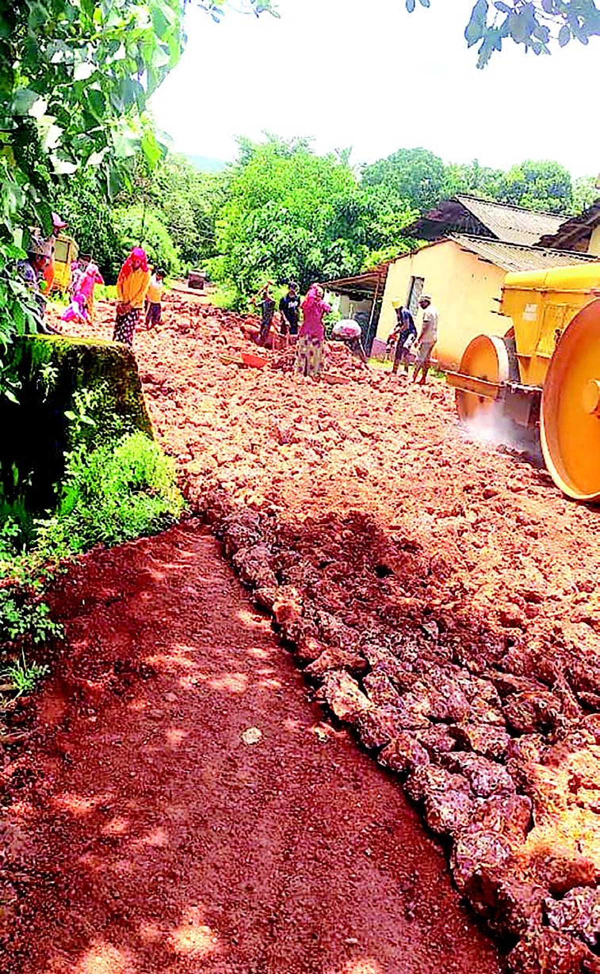 Siolim-Sodiem VP swings into
action, issues stop work order
against alleged illegal road