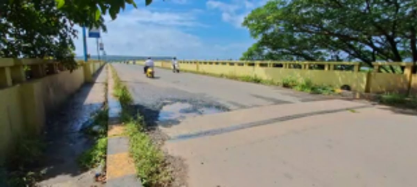 Siolim bridge needs urgent repairs. Potholes have turned into death traps for commuters: Locals 1 Siolim bridge needs urgent repairs. Potholes have turned into death traps for commuters: Locals