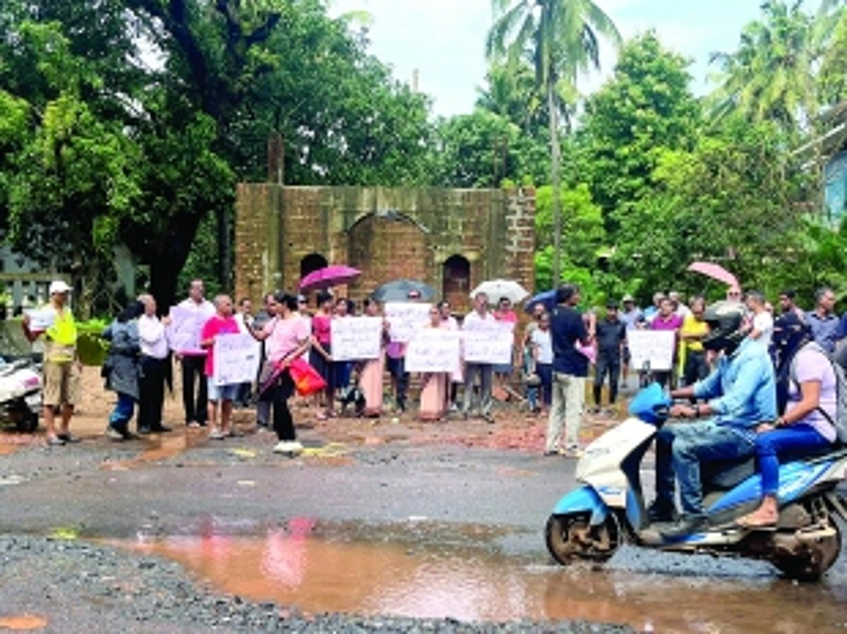 Siolim residents protest against neglected  roads, demand immediate action