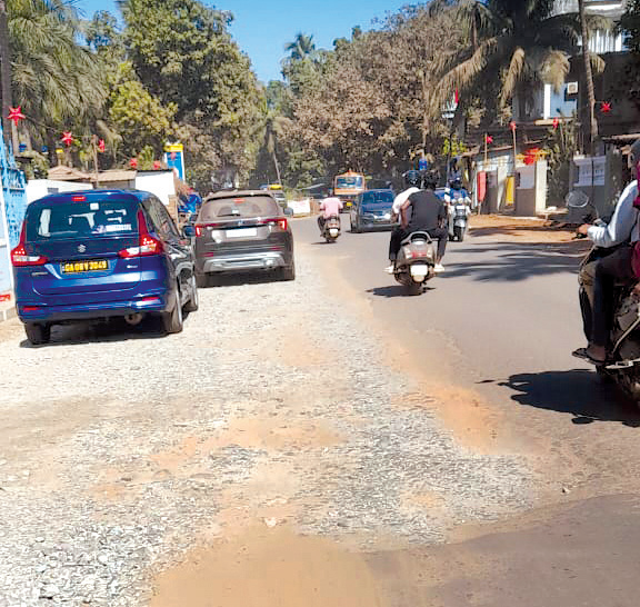 Siolim road in a super mess, residents go through hell