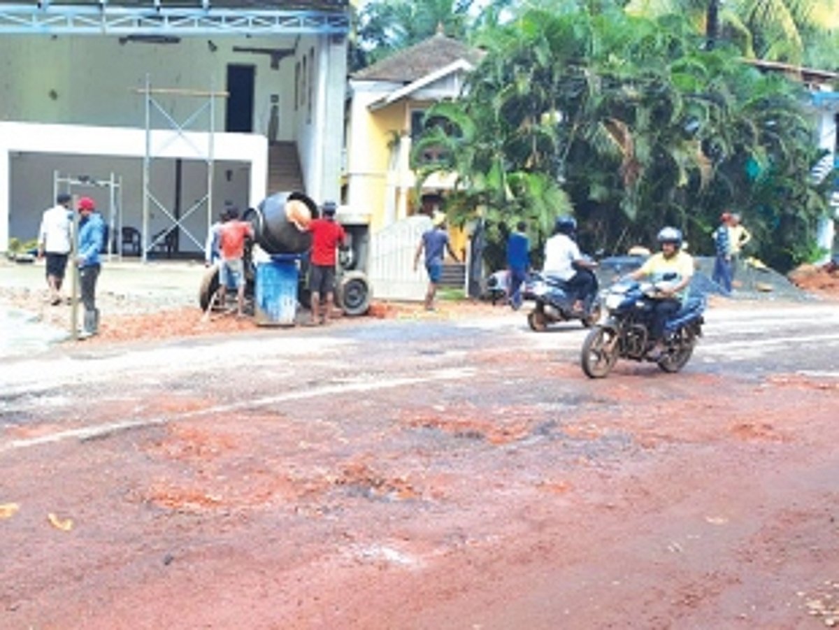 Siolim road in pathetic condition,  commuters raise serious concerns