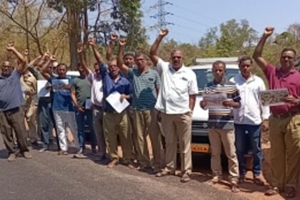 Sirsaim Tourist Taxi Association rally for permanent status and more Taxi permits at Thivim station