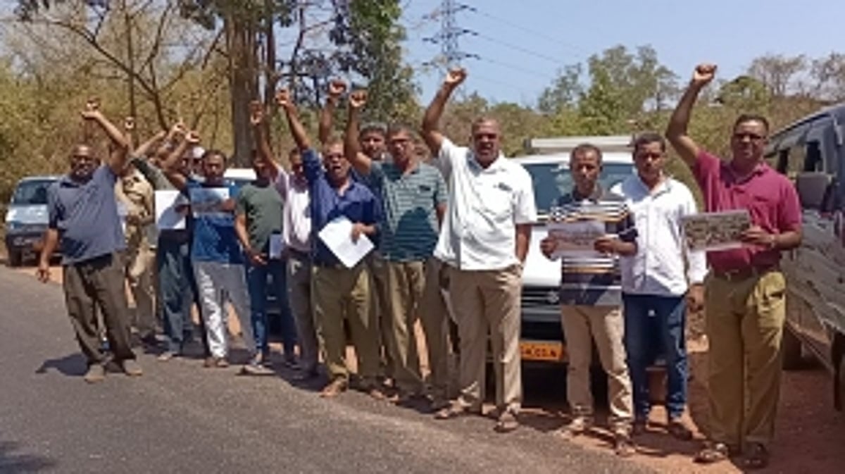 Sirsaim Tourist Taxi Association rally for permanent status and more Taxi permits at Thivim station