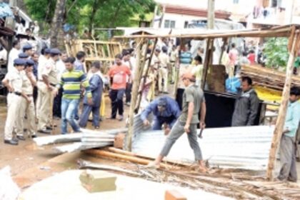 Six hutments demolished in Rumdamol