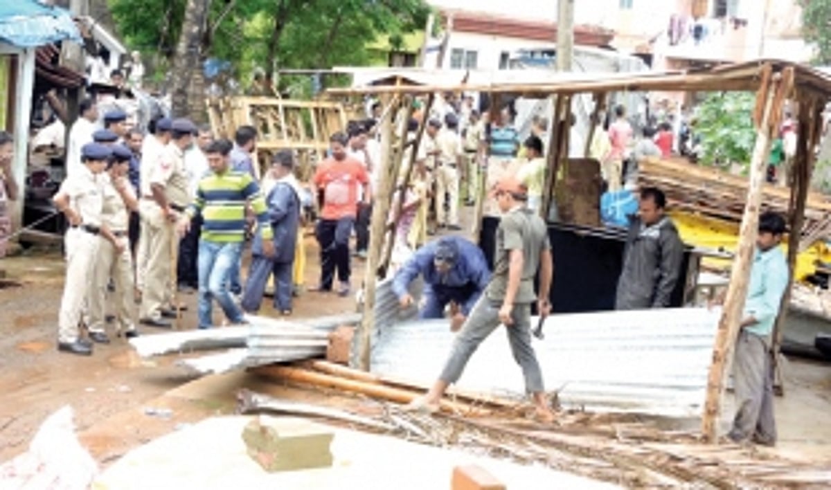 Six hutments demolished in Rumdamol