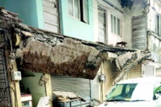 Slab of old building comes crashing down at Mapusa; one injured, 4 vehicles damaged