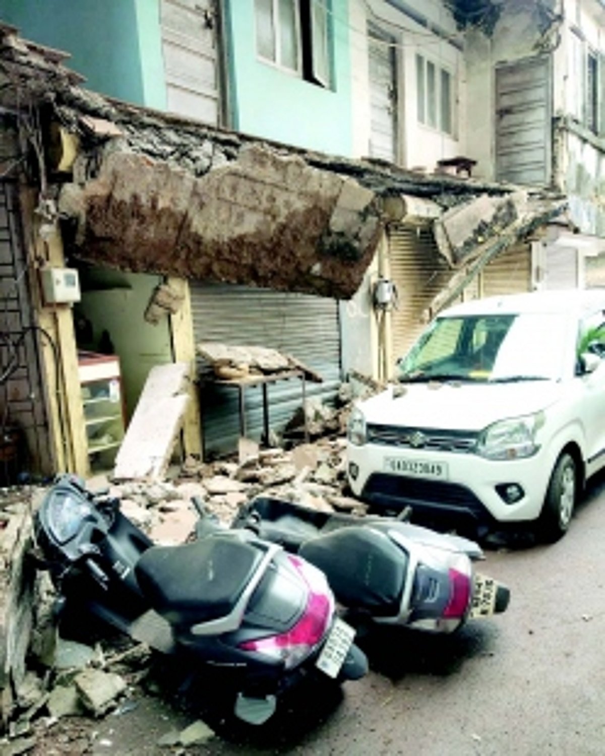 Slab of old building comes crashing down at Mapusa; one injured, 4 vehicles damaged