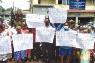 Slapped with criminal notices, farmers  stage peaceful protest