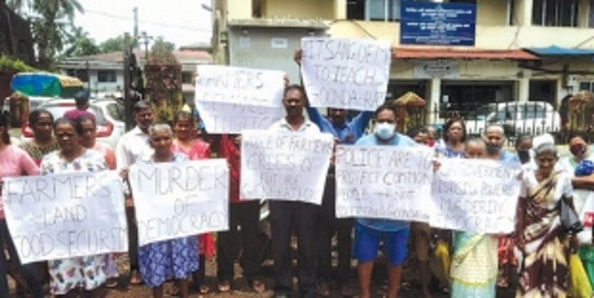 Slapped with criminal notices, farmers stage peaceful protest 1 Slapped with criminal notices, farmers stage peaceful protest