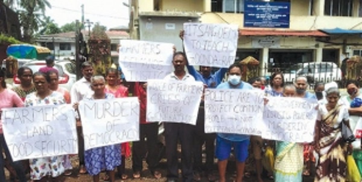 Slapped with criminal notices, farmers  stage peaceful protest