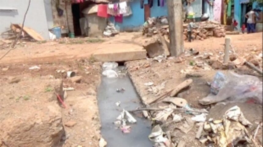 Slum dwellers fear floods during the monsoons 1 Slum dwellers fear floods during the monsoons