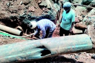 Smart City workers damage  water pipeline; results in  massive water wastage
