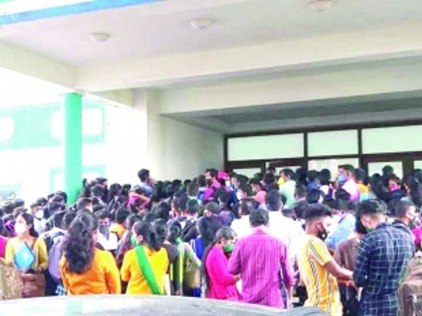 Social distancing norms flouted as GMC   sees a mad rush for walk-in interviews