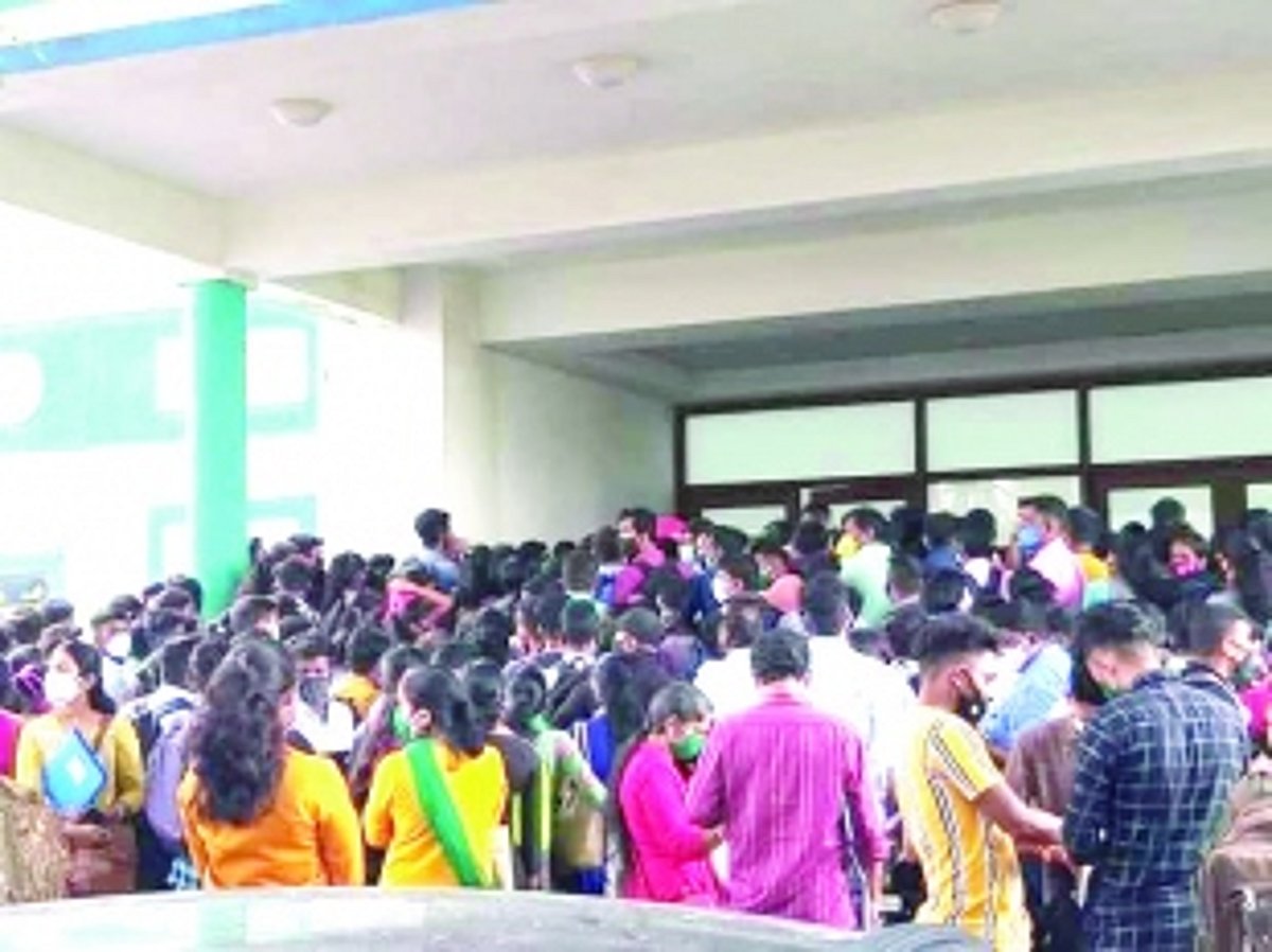 Social distancing norms flouted as GMC   sees a mad rush for walk-in interviews