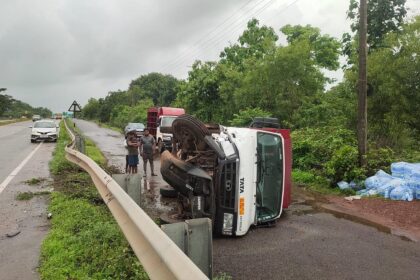 Soft Drink Delivery Vehicle Overturns Near Pernem Govt College; No Injuries Reported