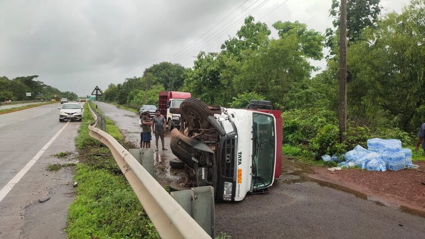 Soft Drink Delivery Vehicle Overturns Near Pernem Govt College; No Injuries Reported 1 Soft Drink Delivery Vehicle Overturns Near Pernem Govt College; No Injuries Reported