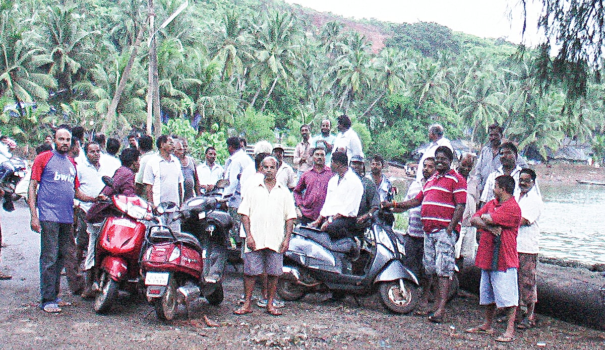 Some of the traditional fishermen of Betul gathered in protest.