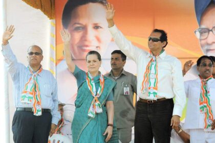 Sonia Gandhi waves to the crowd along with party candidate Francisco Sardinha and Chief Minister Digambar Kamat at Fatorda, Margao.
