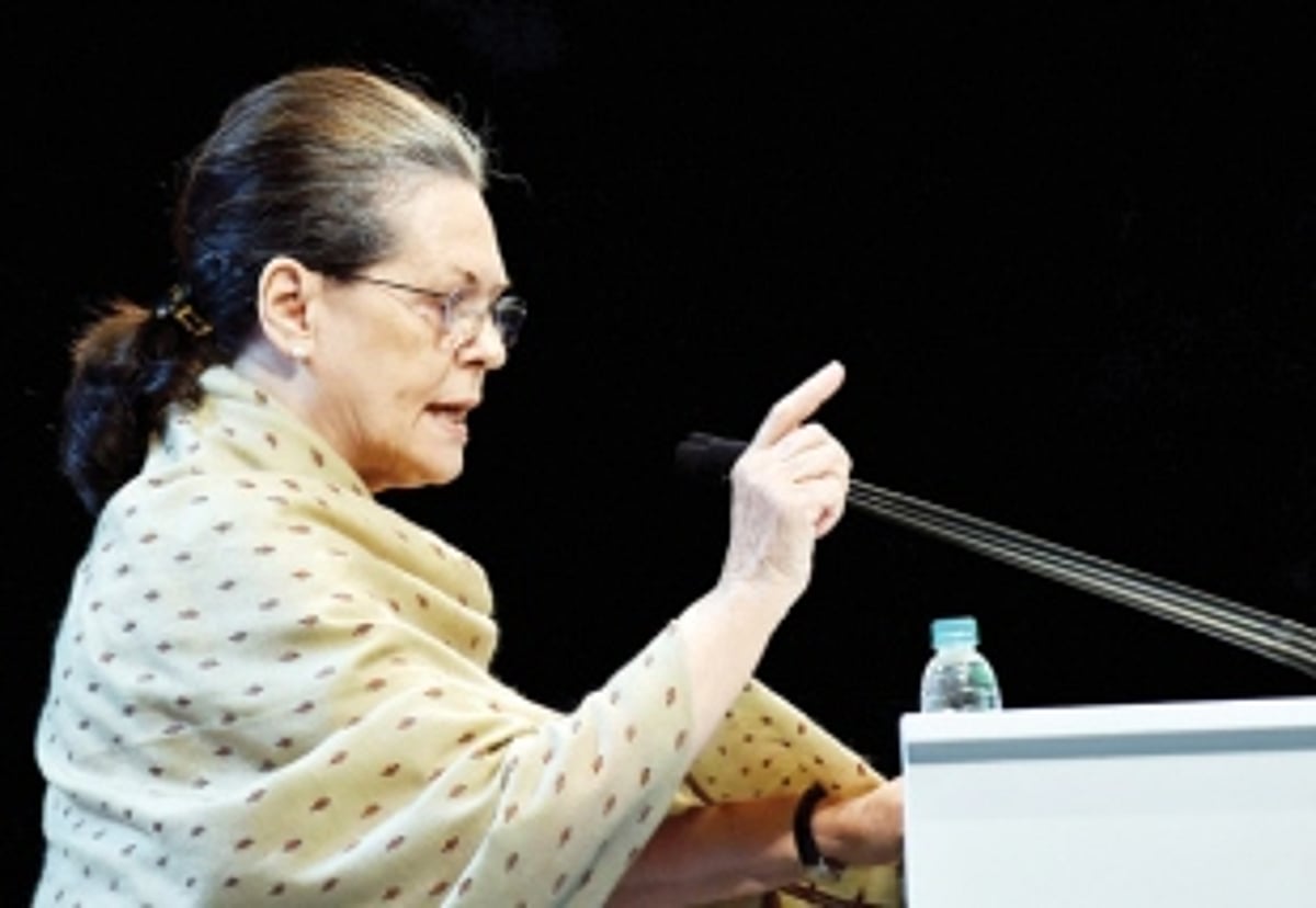 Sonia targets Modi, accuses him of making hollow promises