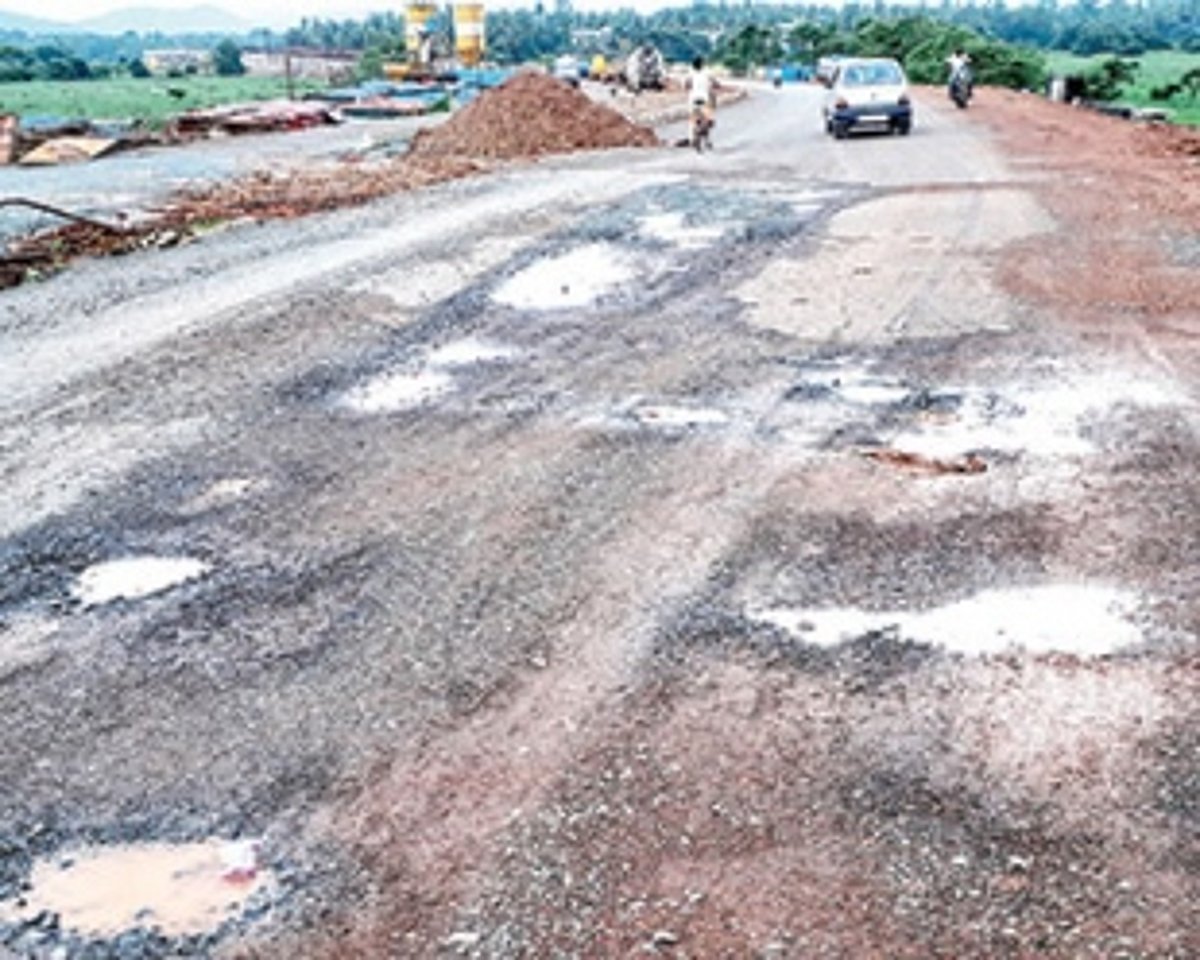 Sorry state of new link road from Pulvaddo to Navelim