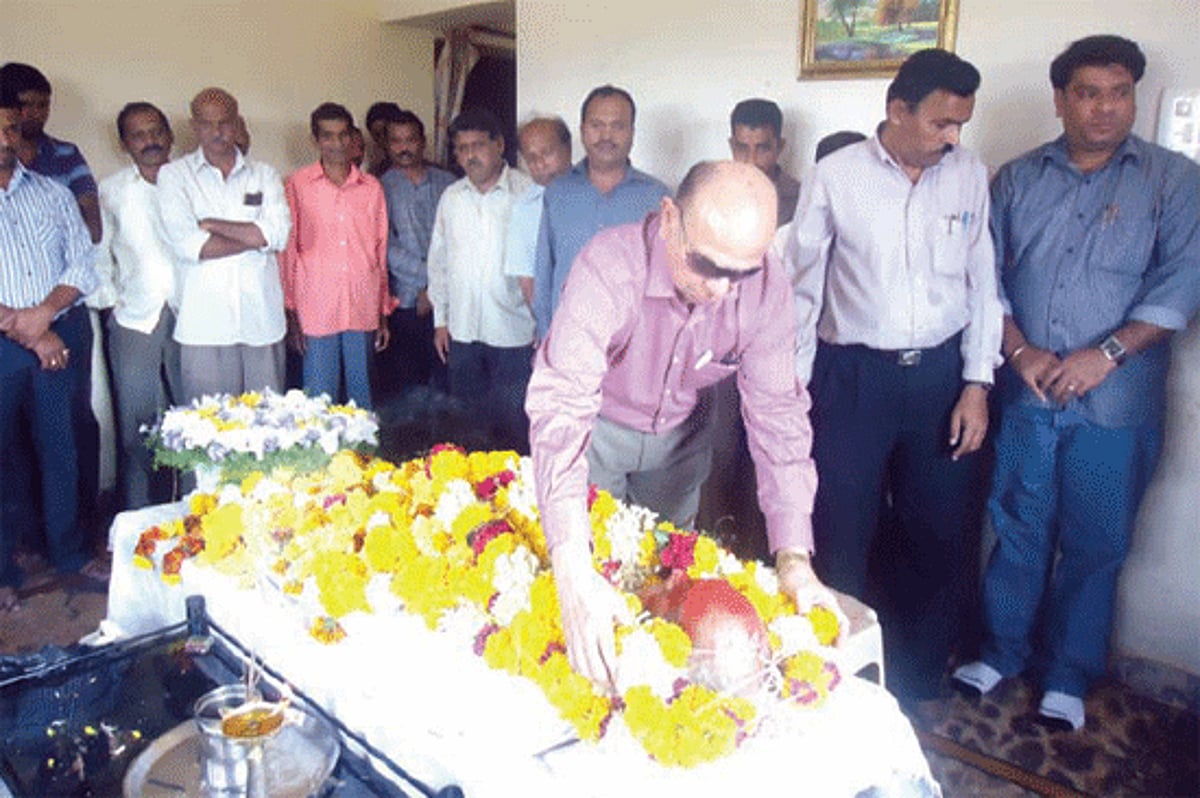 Speaker Pratapsingh Rane pays respects to the first MLA of Sattari constituency, late Jaisinghrao Rane, at Dhave-Sattari.