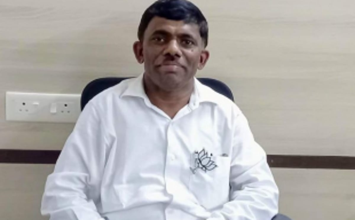 Speaker to issue notices  in disqualification case  against eight MLAs