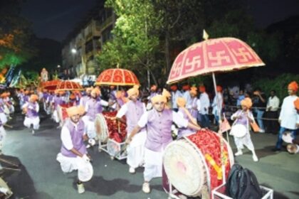 Spectacular floats enthrall crowd