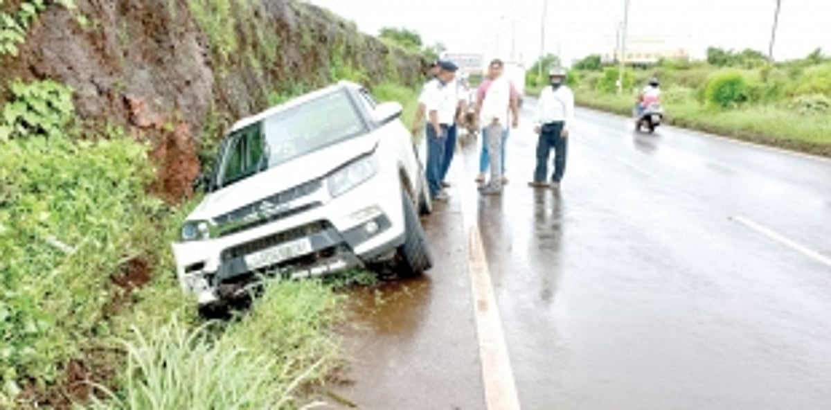 Speeding car knocks down scooterist at Verna