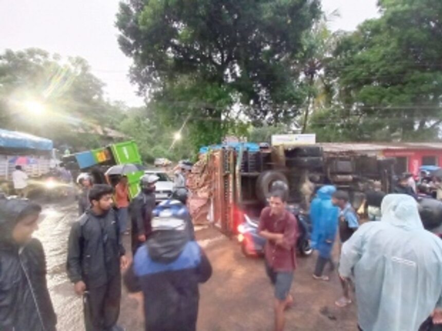 Speeding cargo truck damages seven vehicles at Khandepar;  none injured