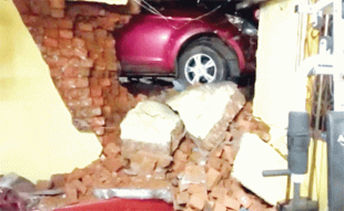 Speeding cop crashes into house in Ponda, residents have lucky escape