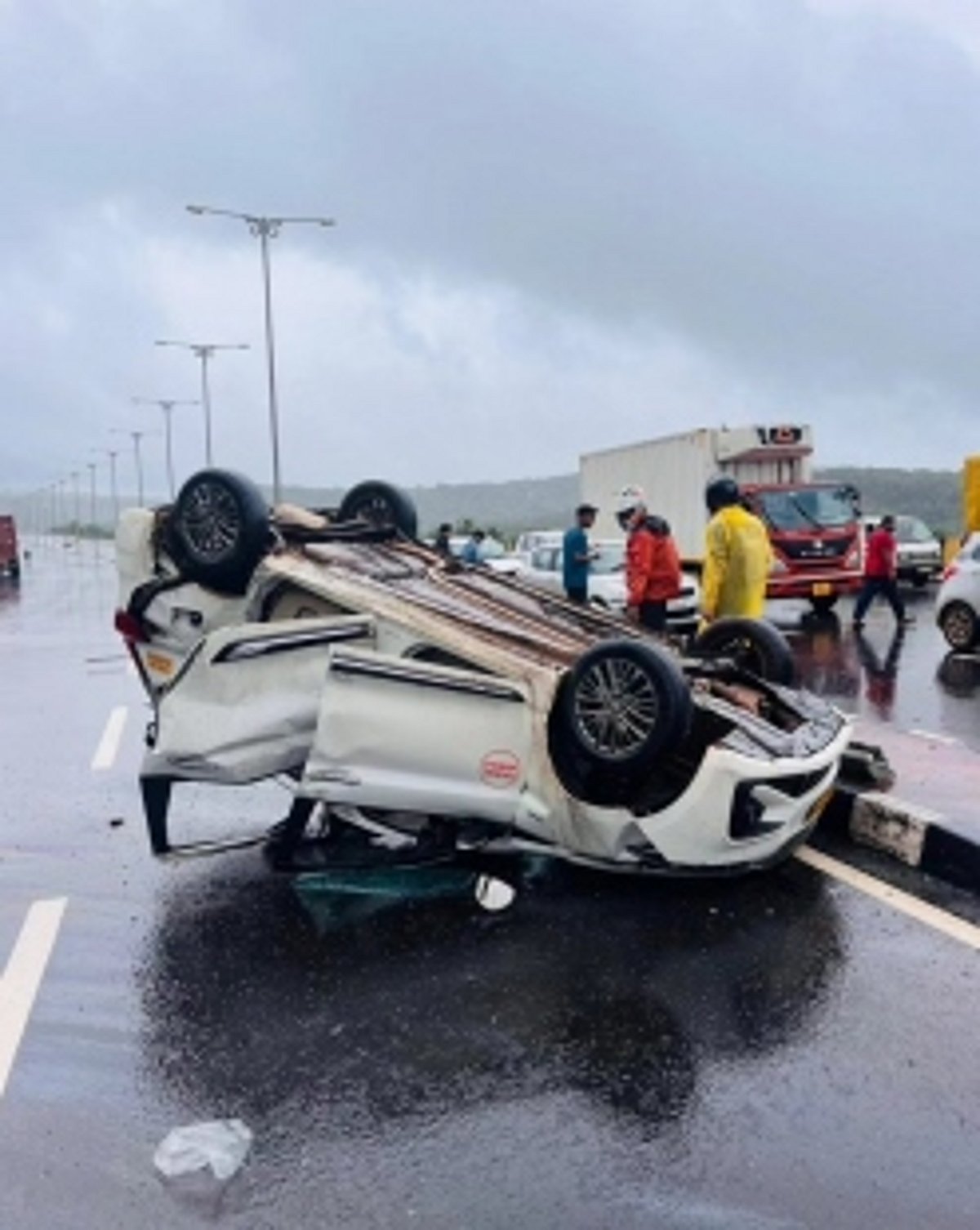 Speeding taxi overturns on New Zuari Bridge; three injured