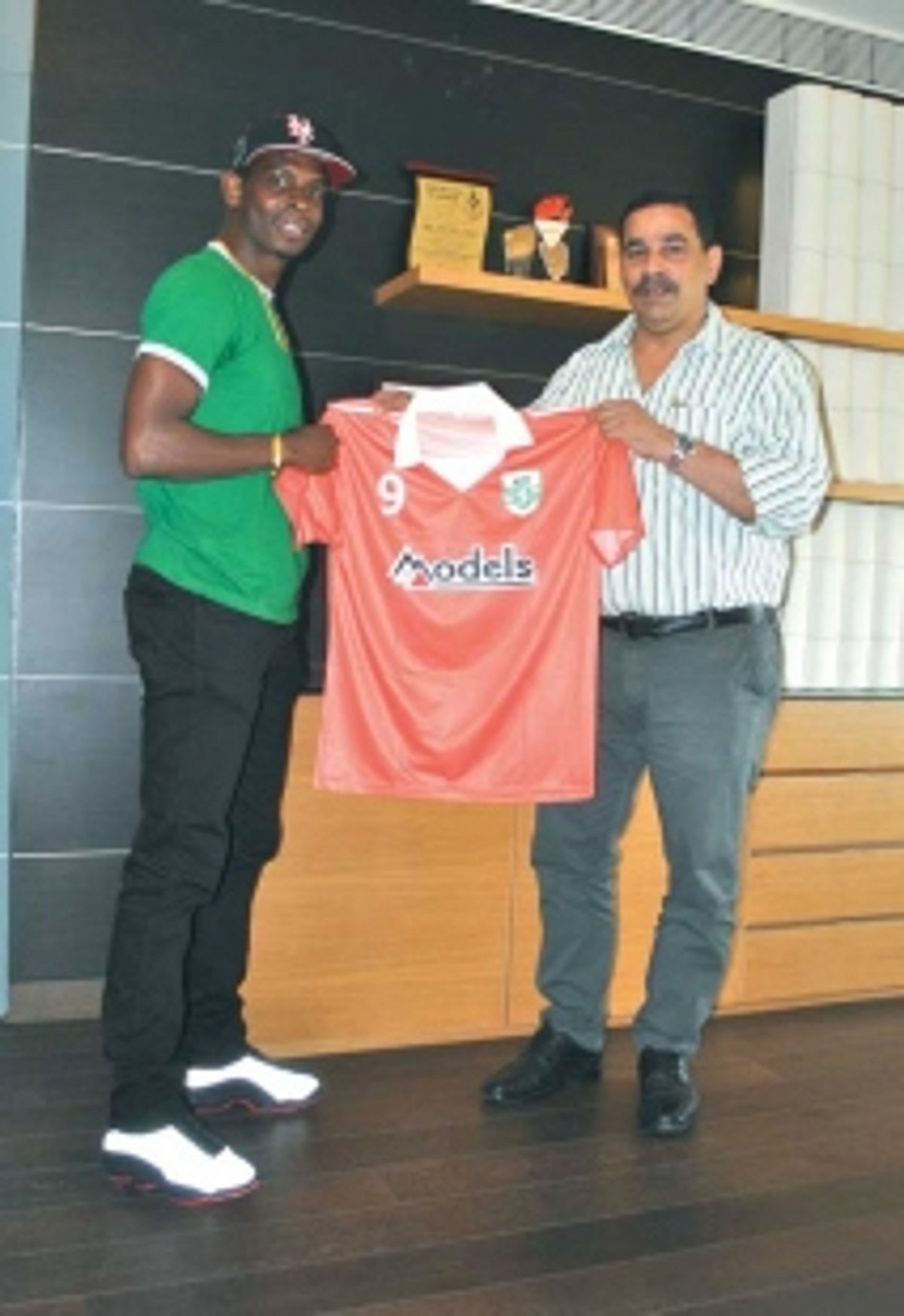 Sporting Clube unveil Wolfe