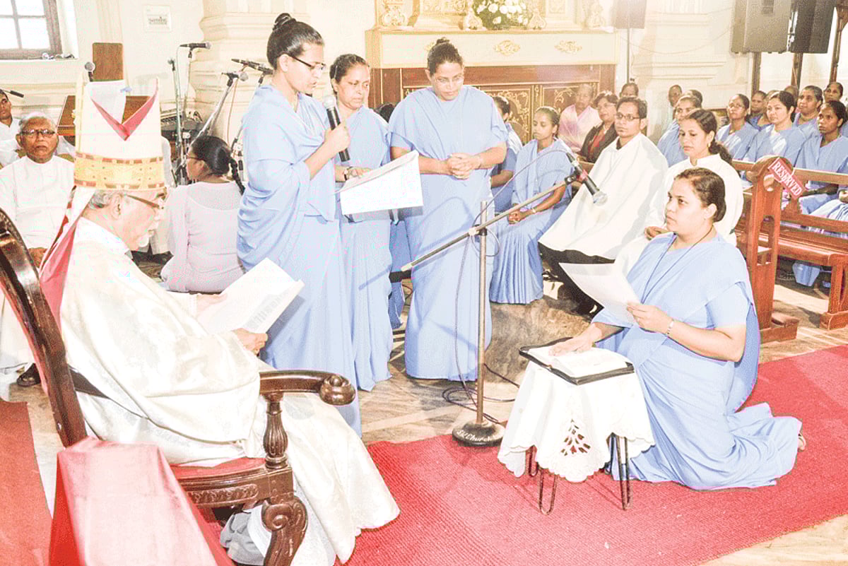 Sr Diana Gonsalves declares her perpetual pledge before Archbishop Filipe Neri Ferrao of Goa and Daman and Sr Nina Lopes, the president of the Pilar Sisters