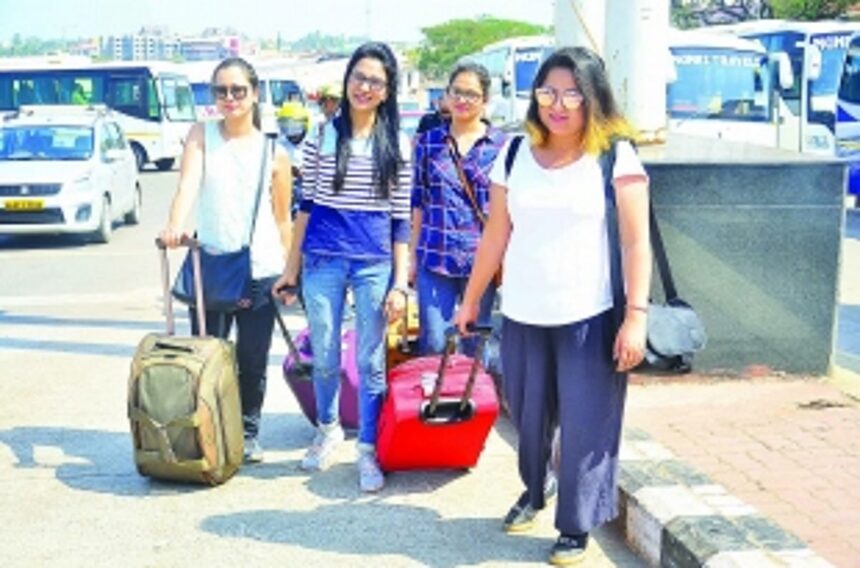 Stakeholders manage to keep the wheels of tourism moving 1 Stakeholders manage to keep the wheels of tourism moving