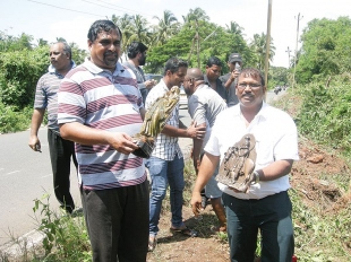 Statues found dumped in River Sal