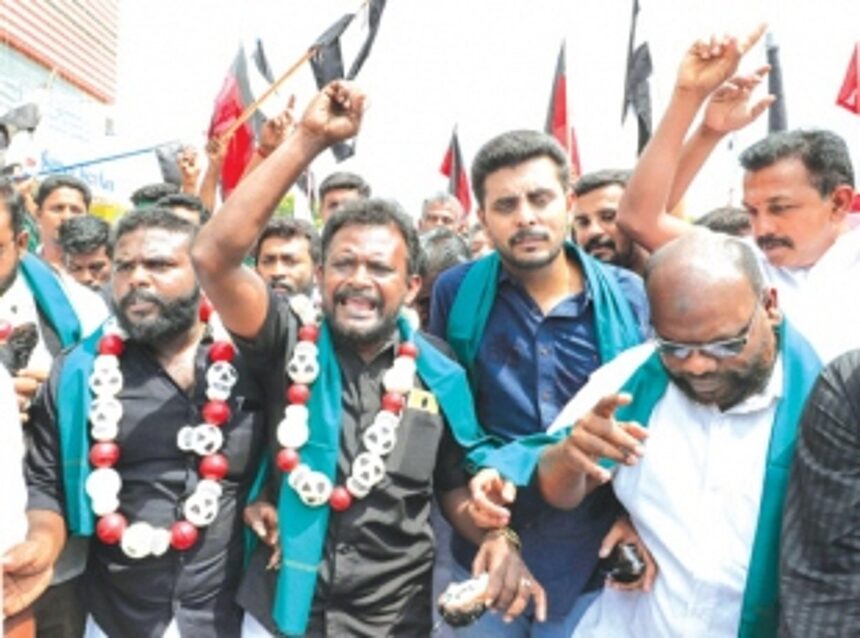 Stir continues on Cauvery issue,  pro-Tamil outfits see red over IPL