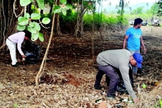 Stood up by govt officials, Loutolim protesters hold impromptu clean-up drive