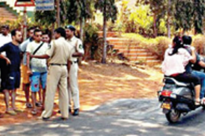 Stop halting   tourists repeatedly,   CM tells cops