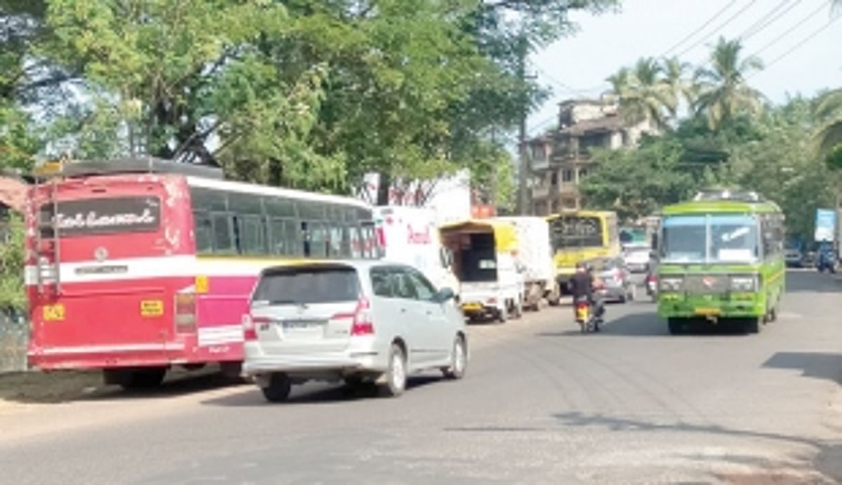 Stop roadside parking at Varkhandem
