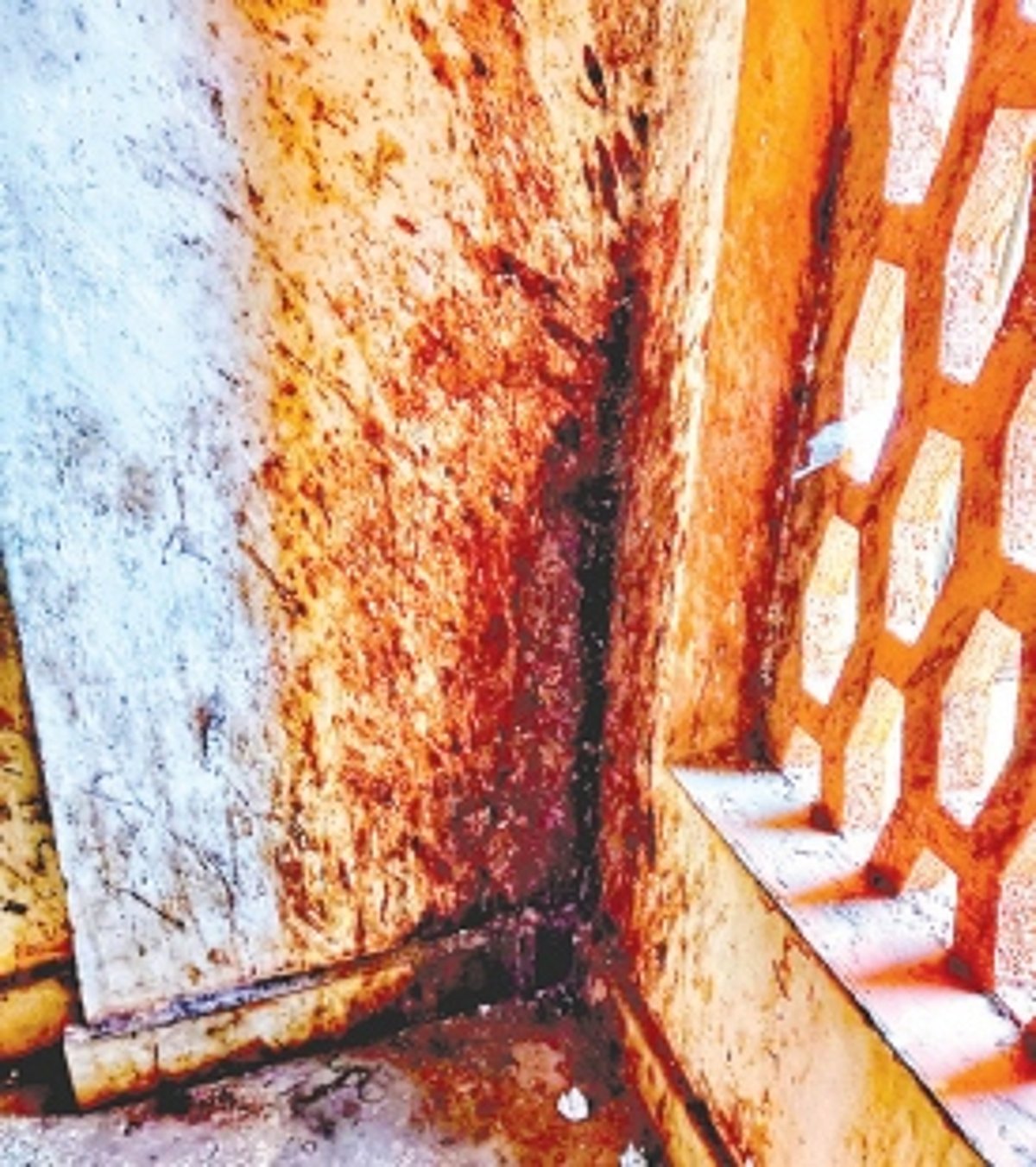 Stop spitting in passages, stairways of public buildings