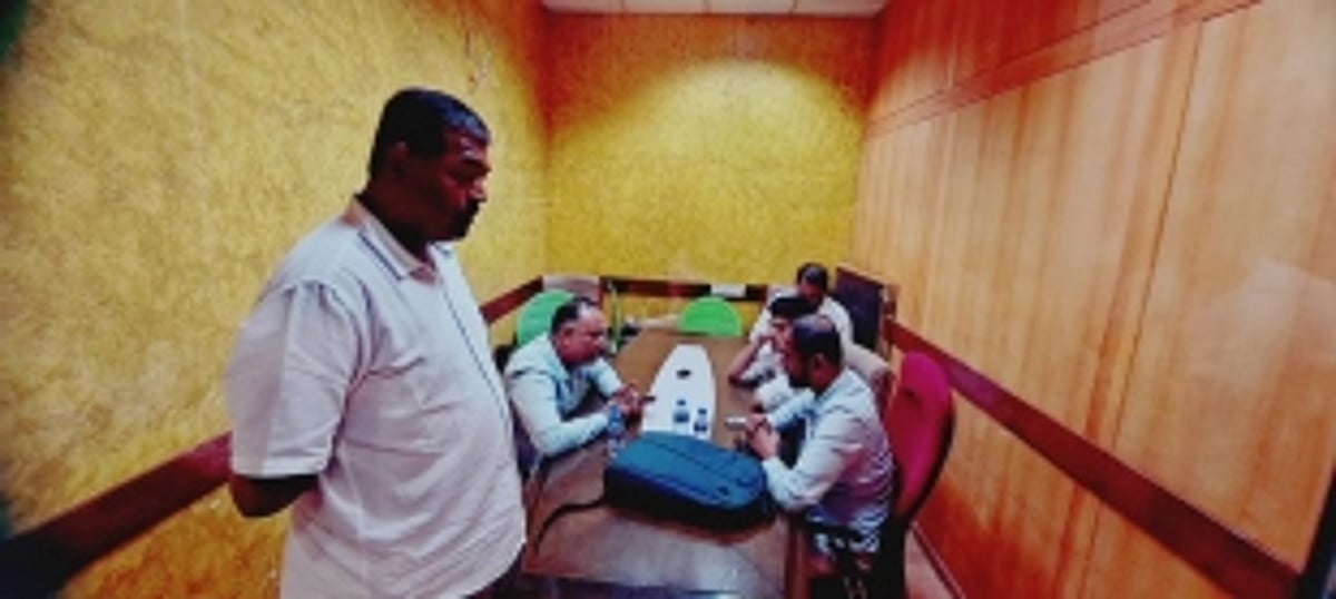 Storm of mass defection hits Congress, but passes for now