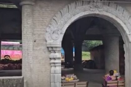Stranger Steals Golden Necklace from Temple Vendor in Kelbaiwada