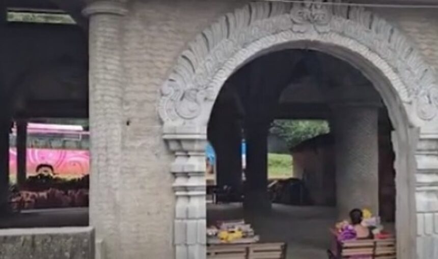 Stranger Steals Golden Necklace from Temple Vendor in Kelbaiwada