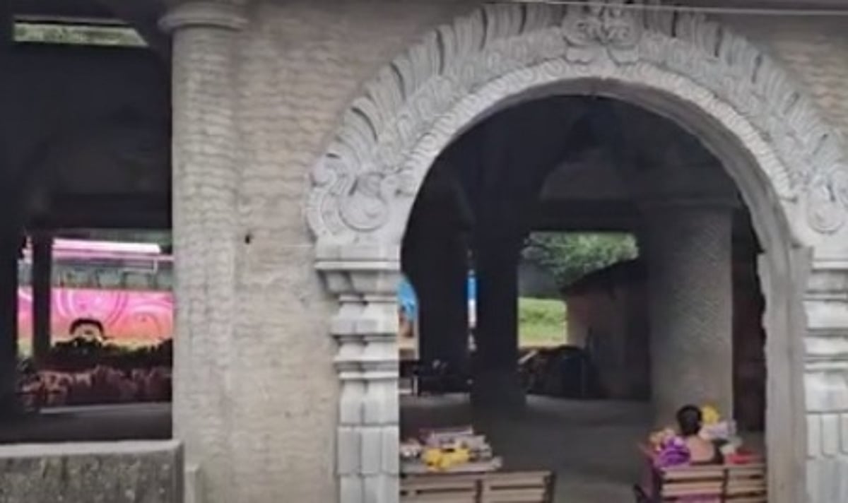 Stranger Steals Golden Necklace from Temple Vendor in Kelbaiwada