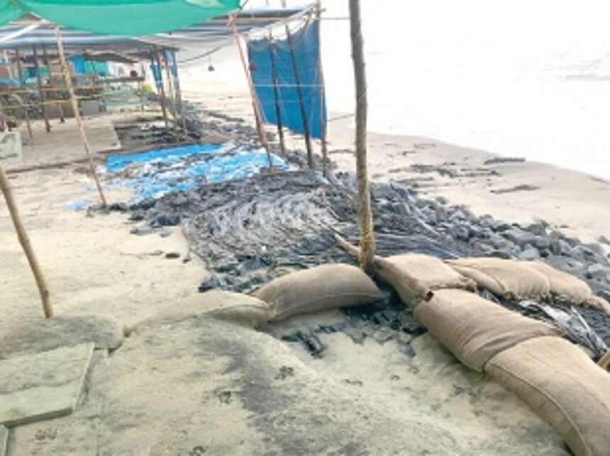 Strong winds, waves damage six shacks on Keri beach 1 Strong winds, waves damage six shacks on Keri beach